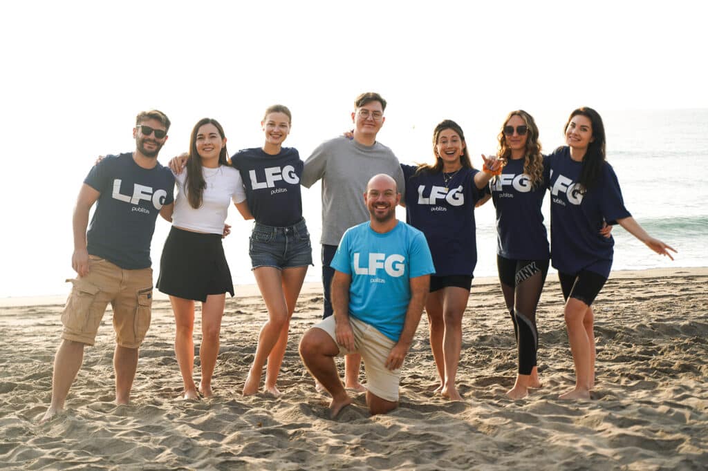 Small group of Publitas employees on the beach.